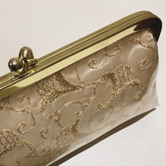 SOLD🚫RARE Vintage 60s Plastic covered Silk Clutch - Picture 2 of 7